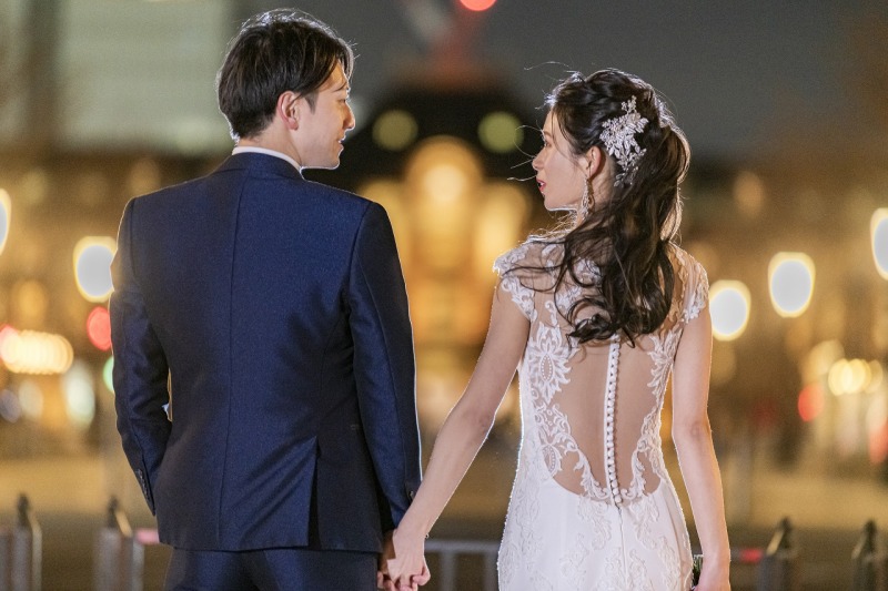 東京駅前で寄り添って♡