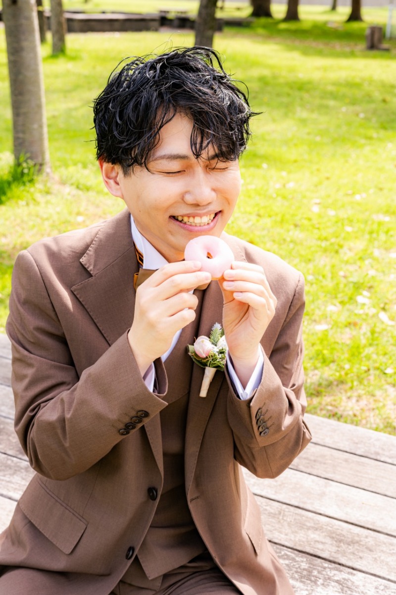 ご新郎様ももちろん!ドーナツを持って撮影します☆
