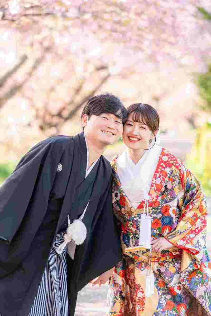 春色の桜に包まれた笑顔あふれる一枚