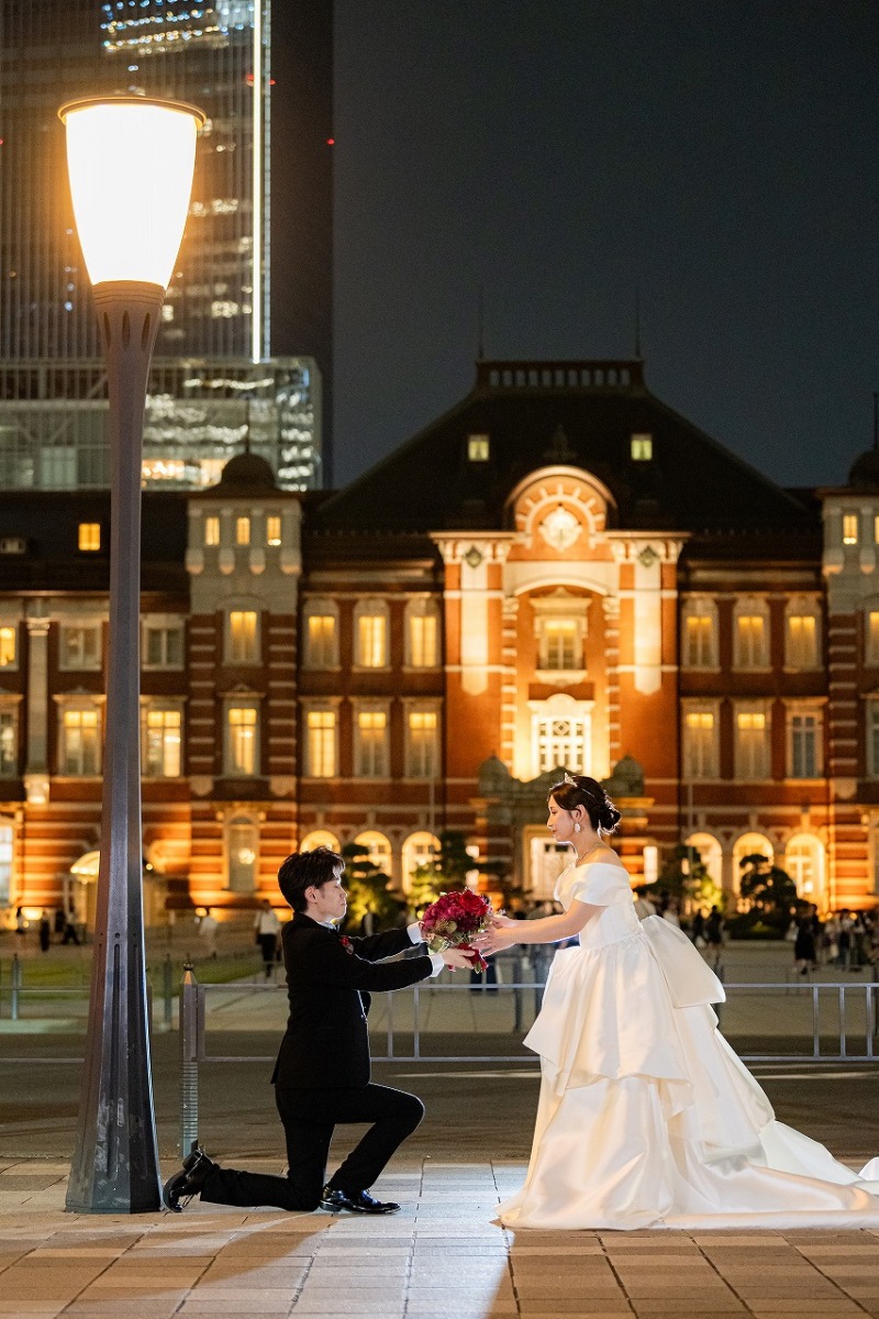 東京駅の灯りに包まれて叶えるプロポーズショット