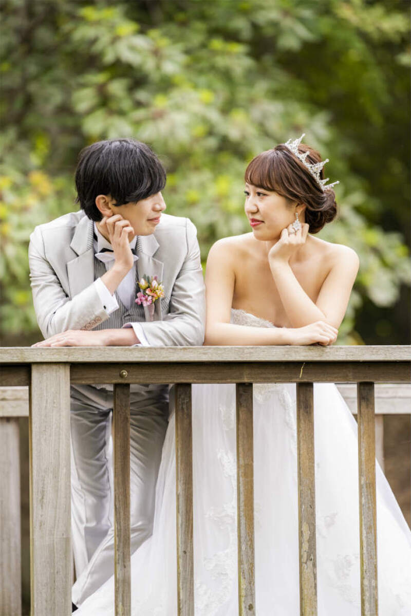 柵の上で肘をついて見つめ合うショット☆