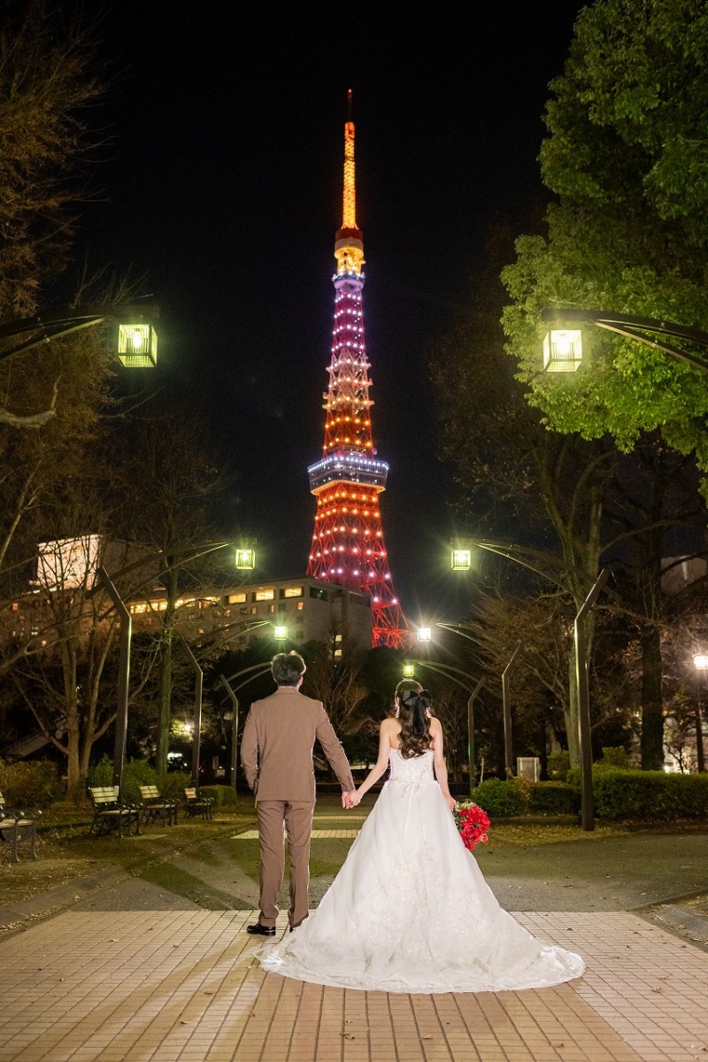 東京タワーと残すふたりの後ろ姿