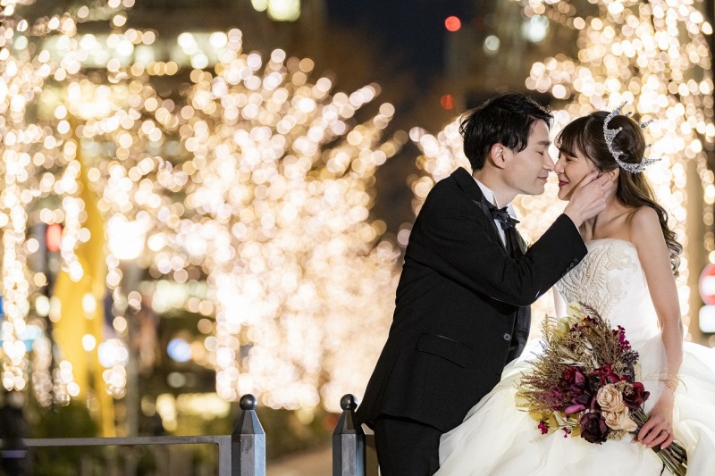 寄り添うおふたりとイルミネーション
