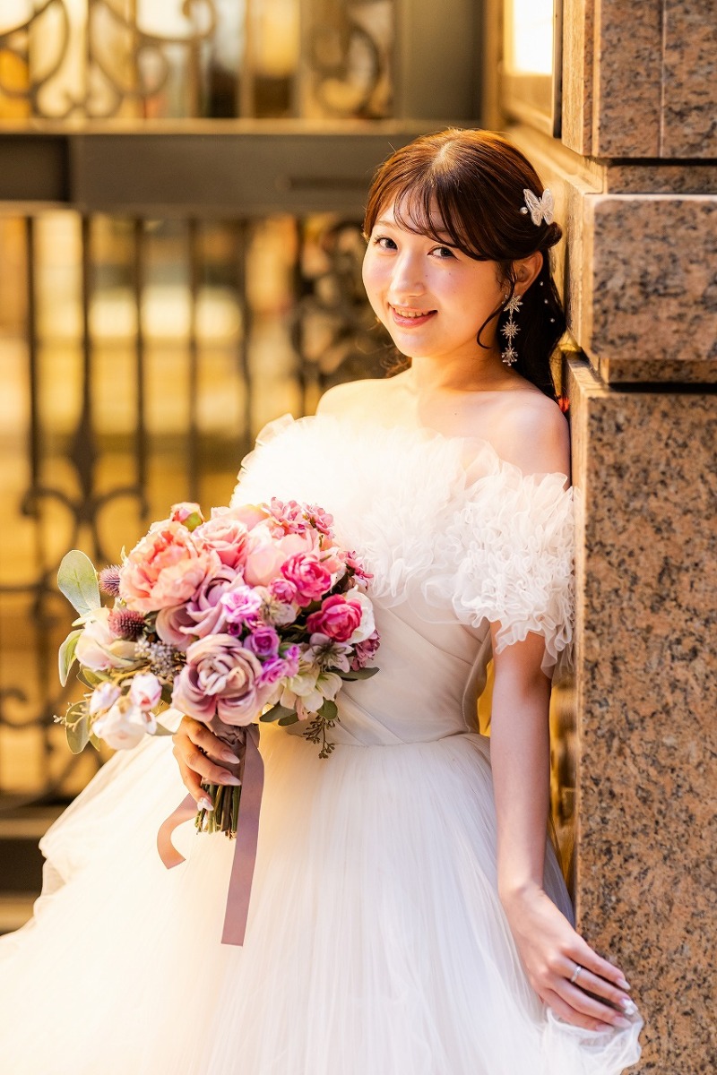 上品な灯りに映えるご新婦様のショット