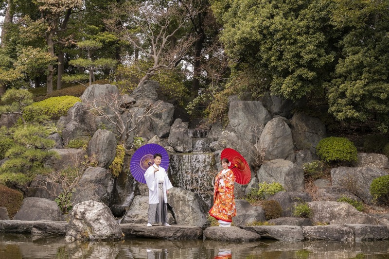 滝と庭園を背景に残す和装ウェディング