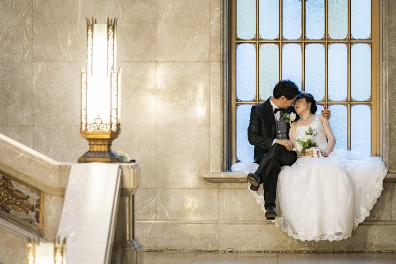 ステンドグラスの前で