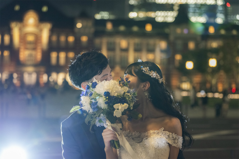 ブーケでお顔を隠しながら