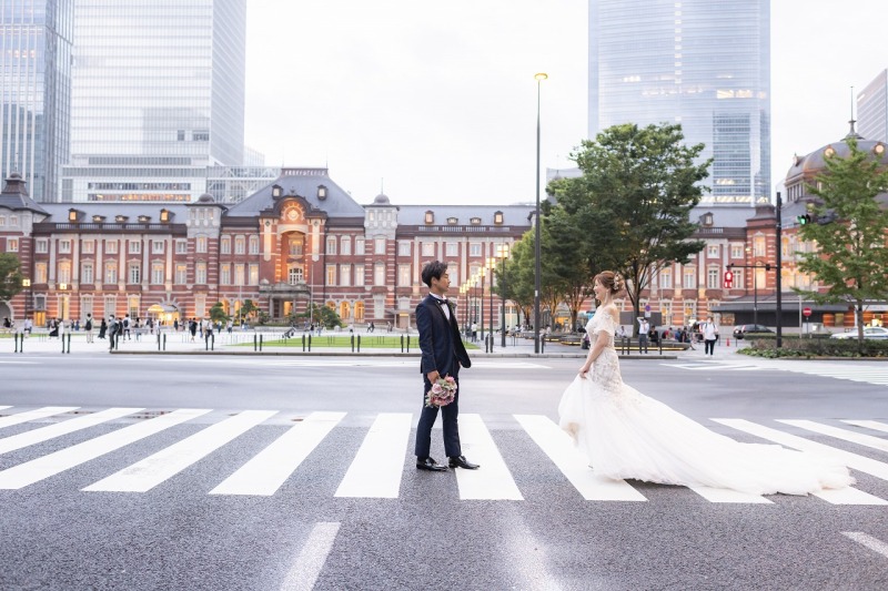東京駅前の交差点でウォーキングショットを