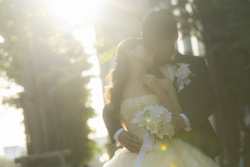 西日に照らされるバックハグショット