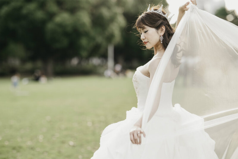 芝生の上でベールを広げて