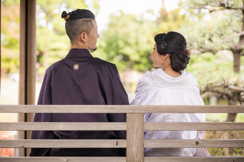 近くで寄り添って