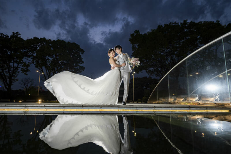 和田倉噴水公園でドレスをファサッ