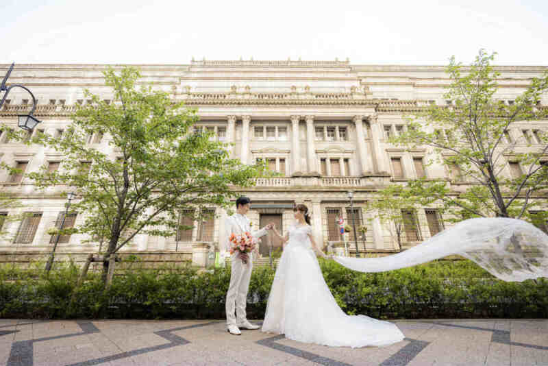 ドレスチェンジ、日銀前でベールショット!