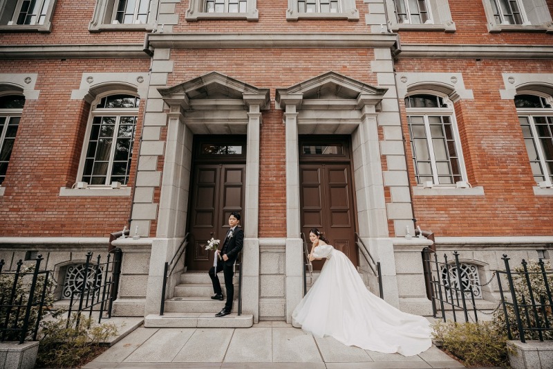 赤レンガを背景にダイナミックなお写真を♡