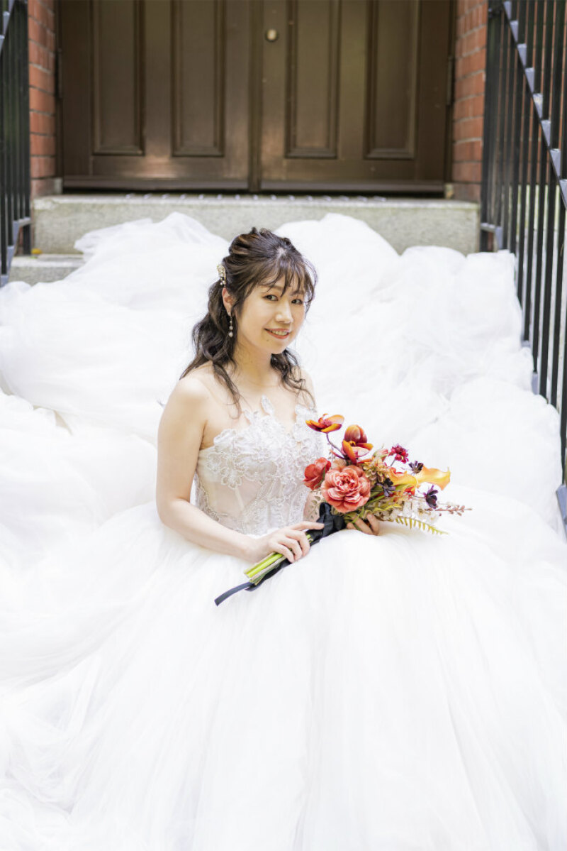 ドレスで階段をいっぱいに！お座りショット