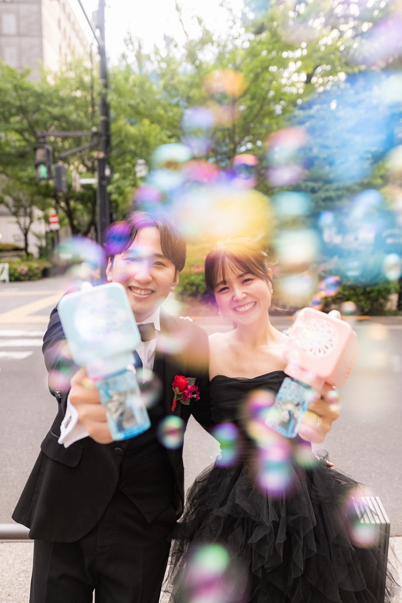 笑顔とシャボン玉が彩る街中フォトタイム