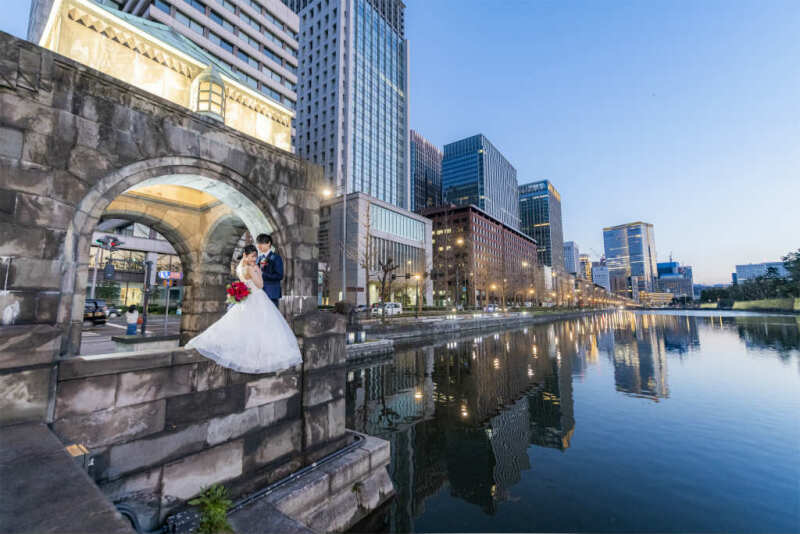 和田倉門と水面に映る街並み