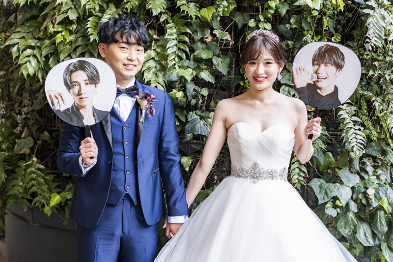 お好きなアイドルのうちわを持って