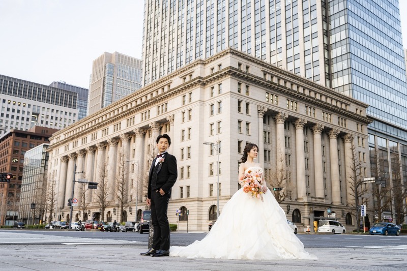 安田生命ビルを背に