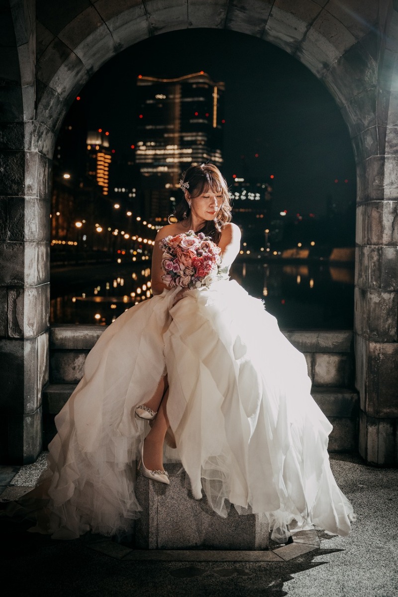 夜景に包まれたご新婦様ソロショット
