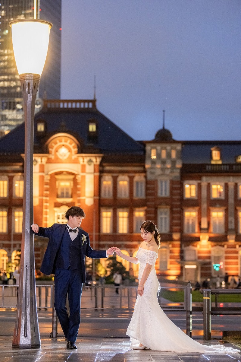 夜の東京駅に映えるドレス姿とやわらかな光