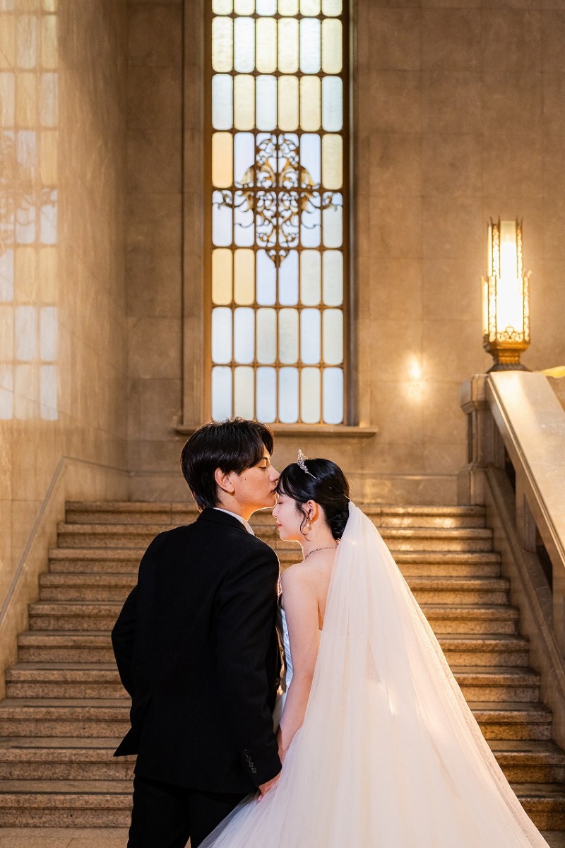 額にキスを贈る穏やかなウェディングフォト