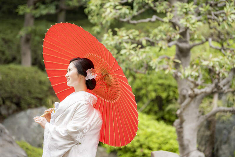 白無垢に番傘が映えるご新婦様のソロショット