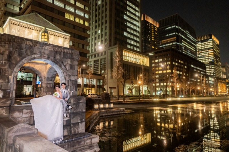 和田倉門と丸の内の夜景を背景に、寄り添うおふたり