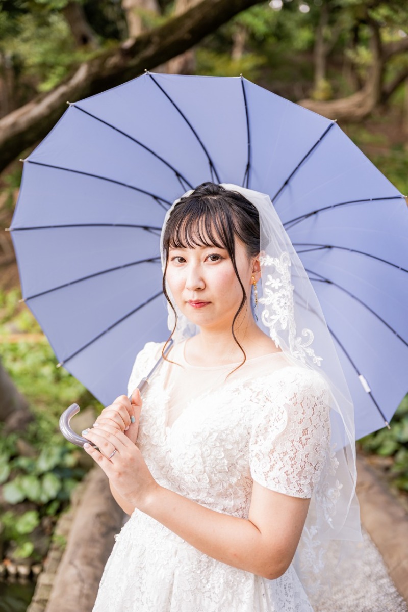 庭園の緑の中でご新婦様の傘を使ったソロショット♡