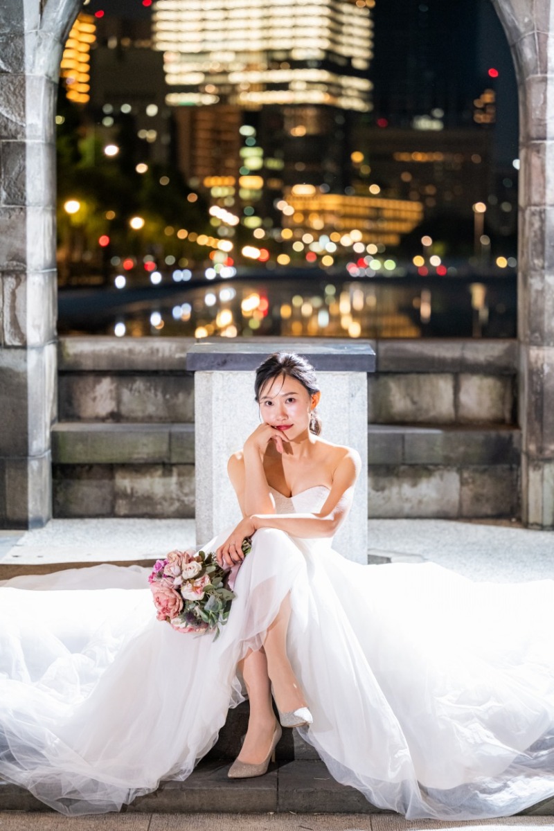夜景に包まれて残す透明感のあるご新婦様