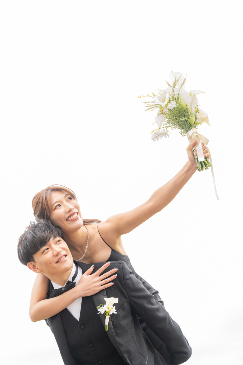 笑顔とブーケが彩る一枚