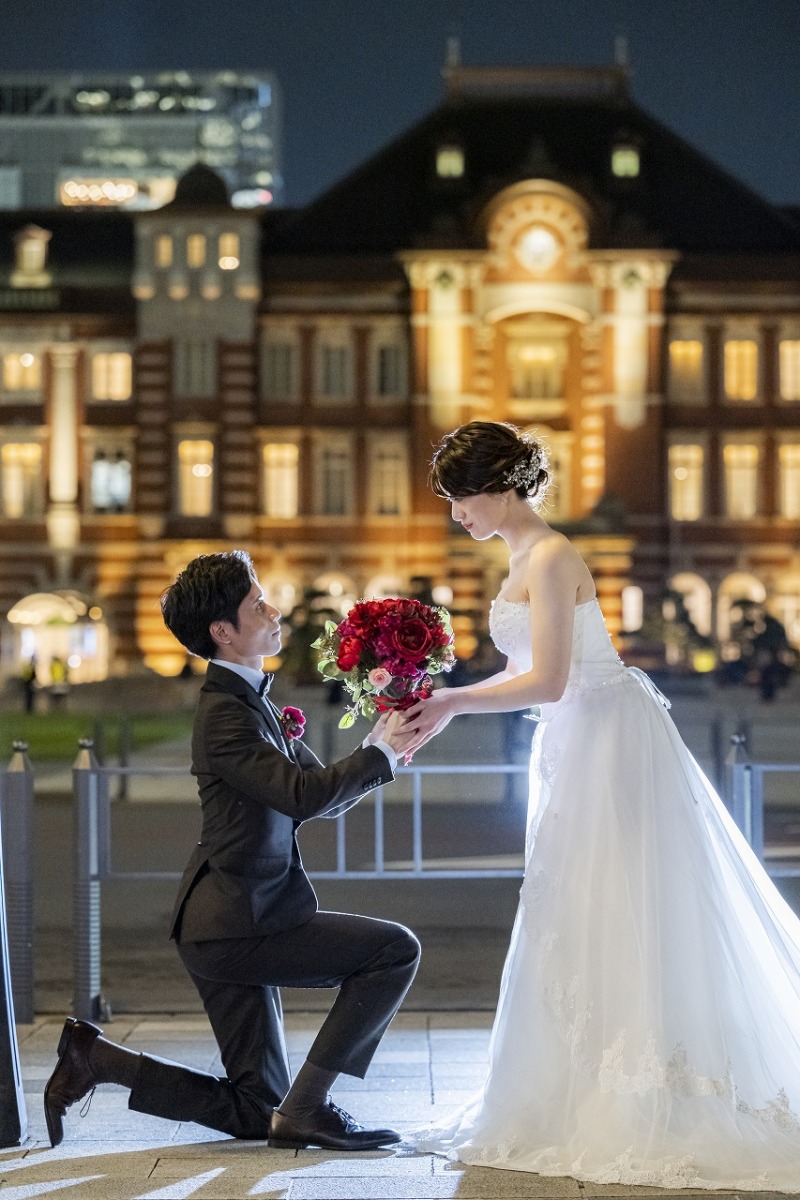 東京駅前でプロポーズショットを