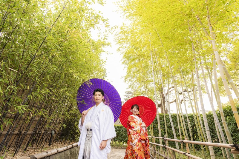 竹林に映える和装姿を彩る番傘フォト
