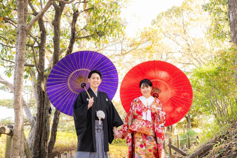 赤と紫の色鮮やかな番傘が彩る、庭園での和装前撮り