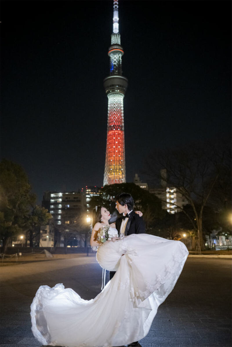 スカイツリーの前でお姫様抱っこを☆