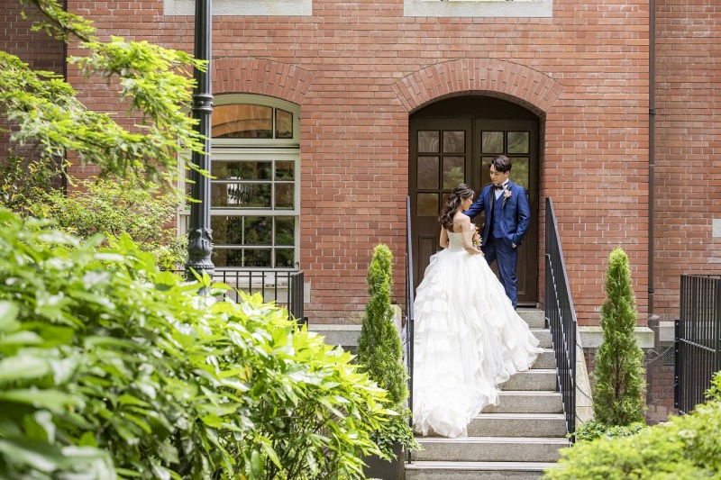 三菱一号館の階段でバックショット