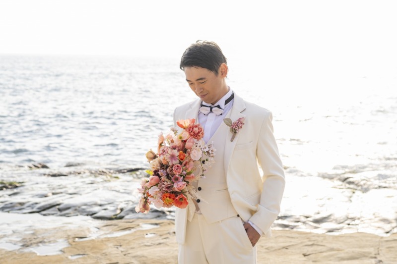 海をバックにご新郎様のソロショット！
