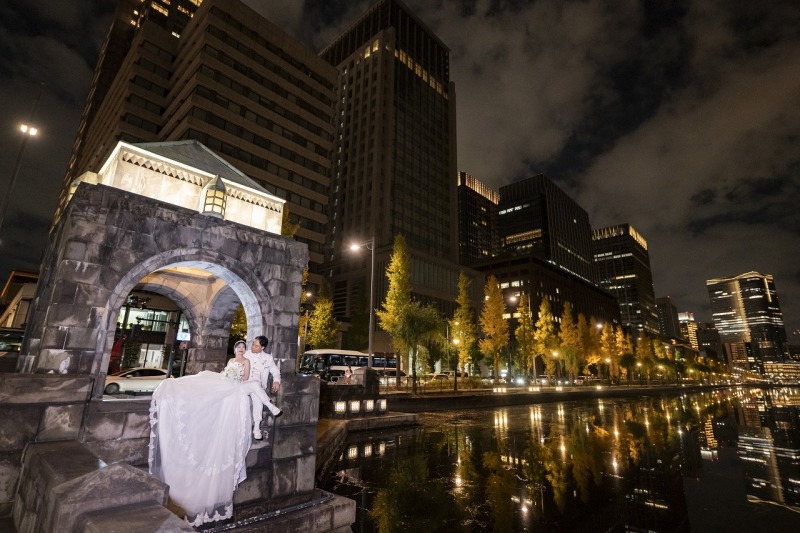 和田倉門と夜景が彩る都会の一枚