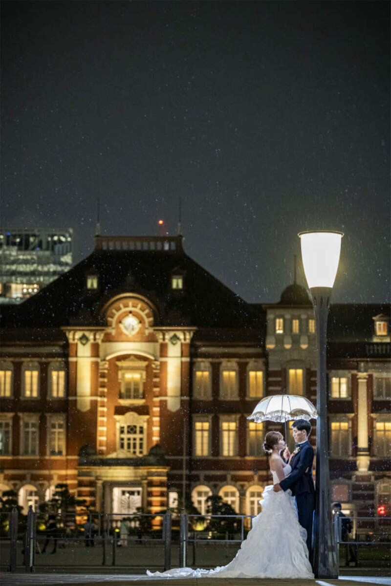 おふたりで一つの傘に