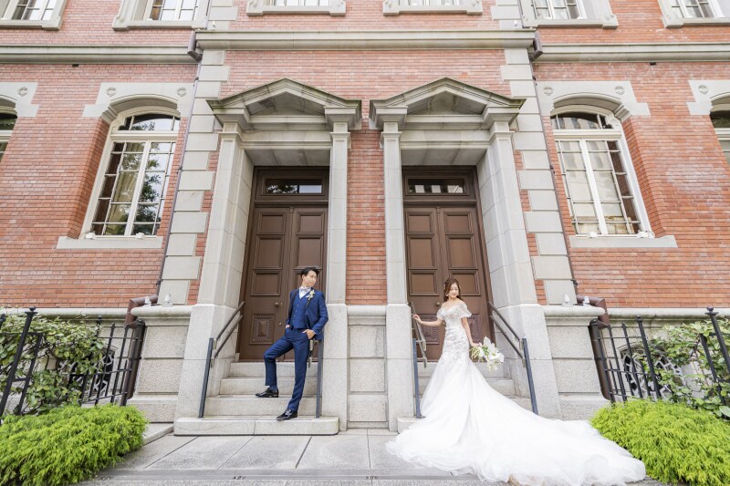 三菱一号館の扉の前で