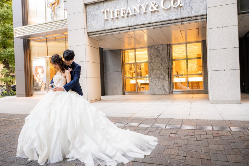 ティファニー前でお手を重ねて