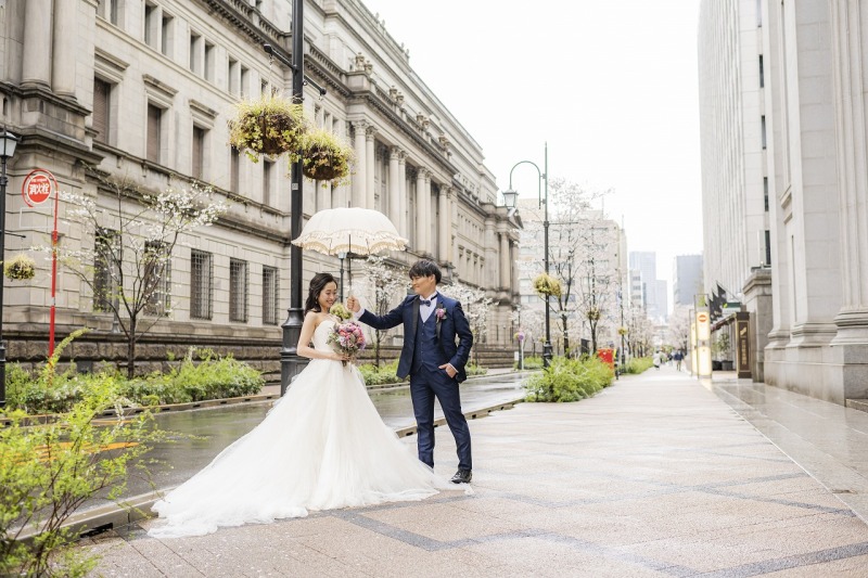 雨の日銀で傘を差し出すポージング