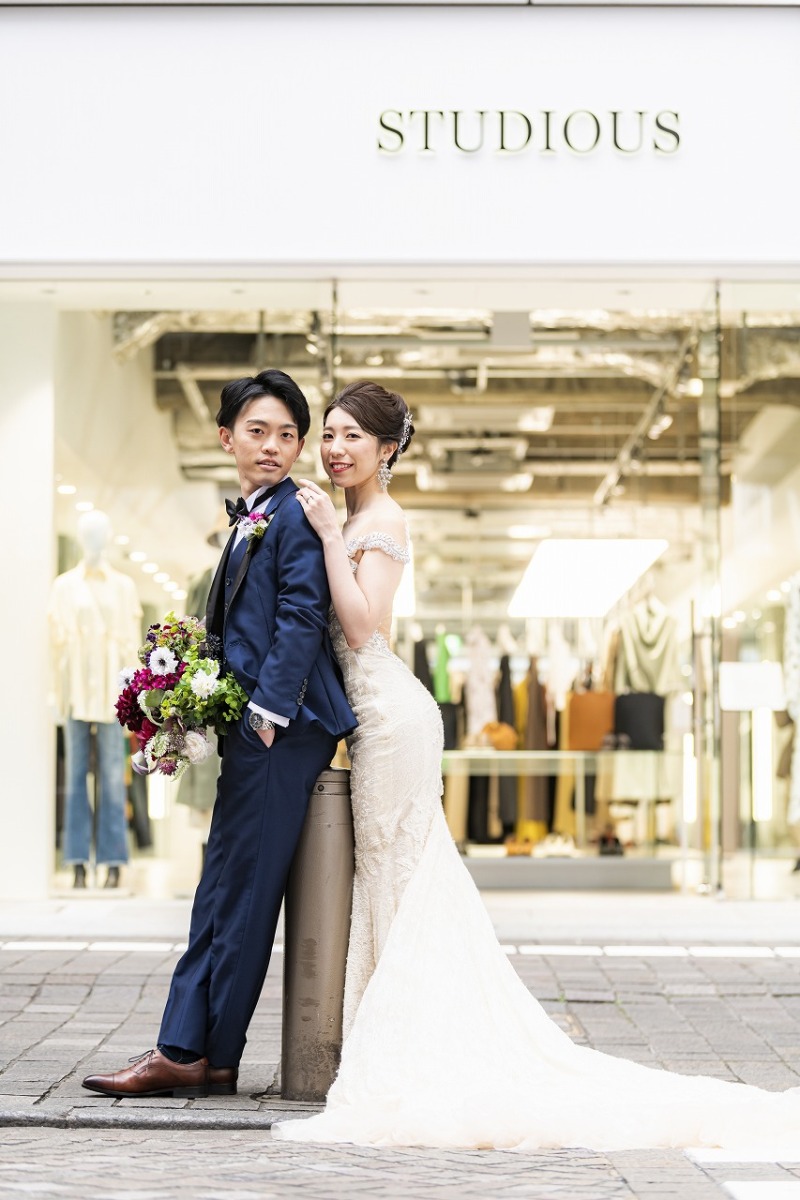 仲通りのSTUDIOUS前で