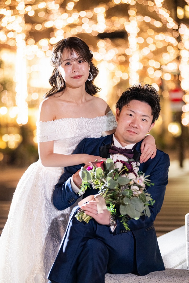 輝く灯りの中で寄り添うおふたり