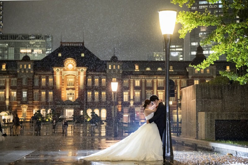 雨の東京駅前で