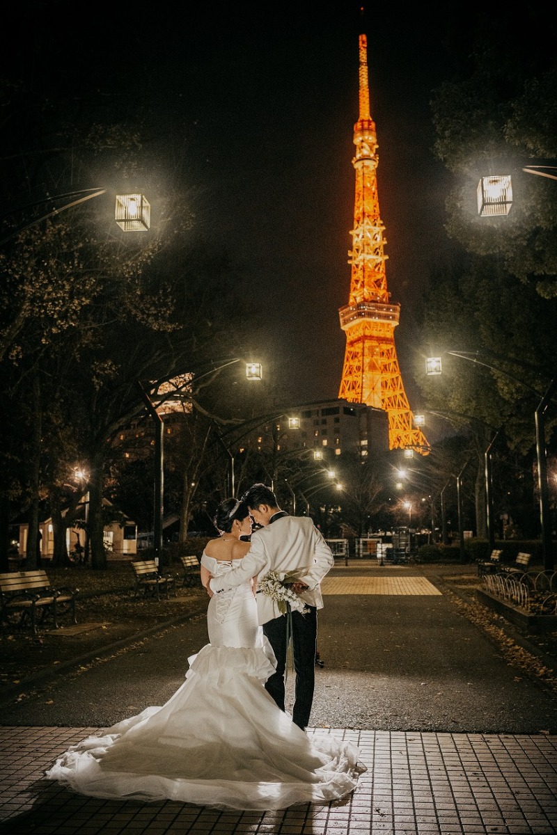 夜の東京タワーと残す後ろ姿ショット