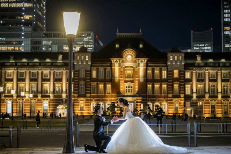 東京駅前でプロポーズショットを!