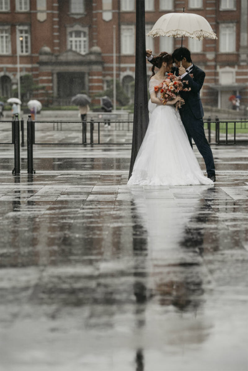 雨で艶めく東京駅