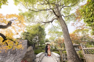 紅葉が綺麗な庭園にて和装のフォトウェディング♡