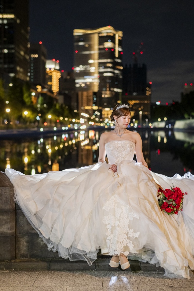 夜景に包まれて輝くご新婦様のソロショット